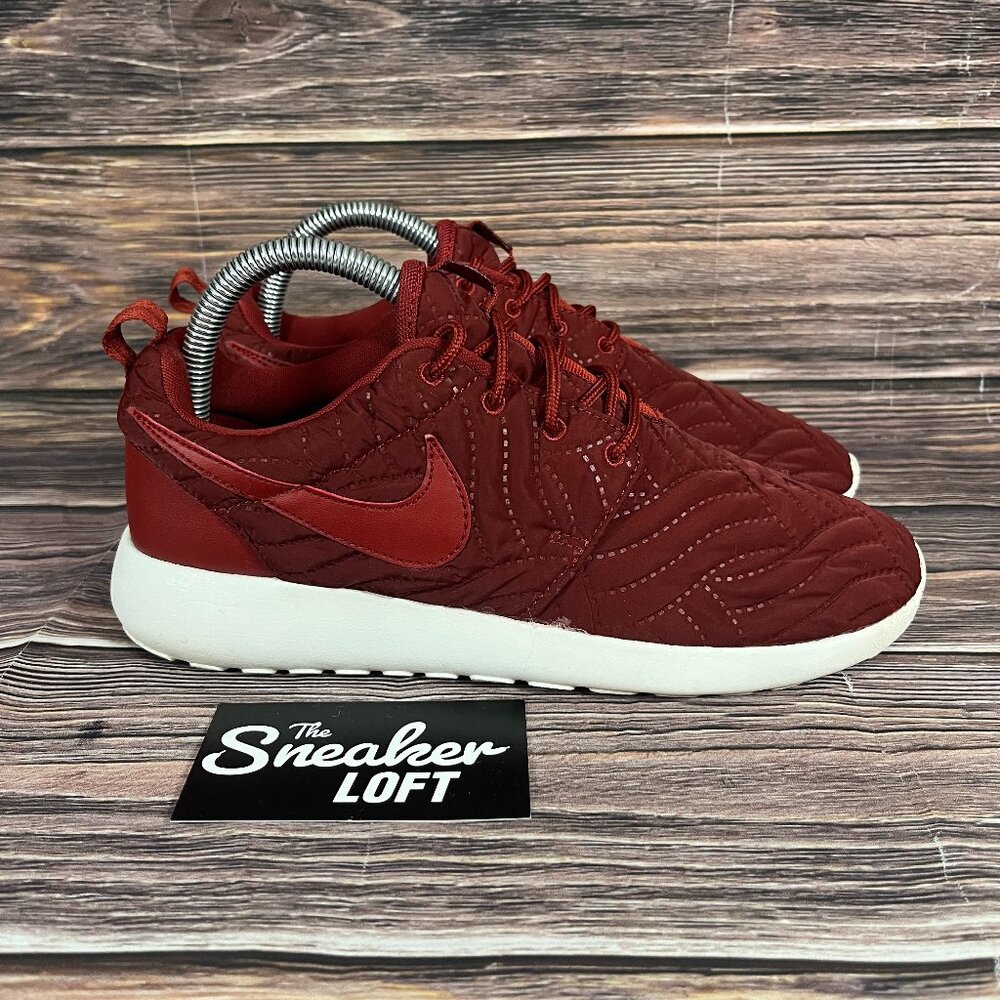 Nike Roshe One Women's Dark Cayenne Red Athletic Shoes Size 7
